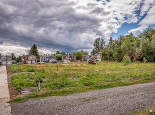 407 W 2nd St, Nooksack, WA 98276