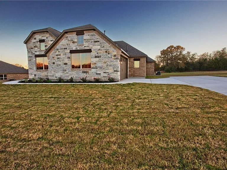 337 Chisholm Trl — Photo 1