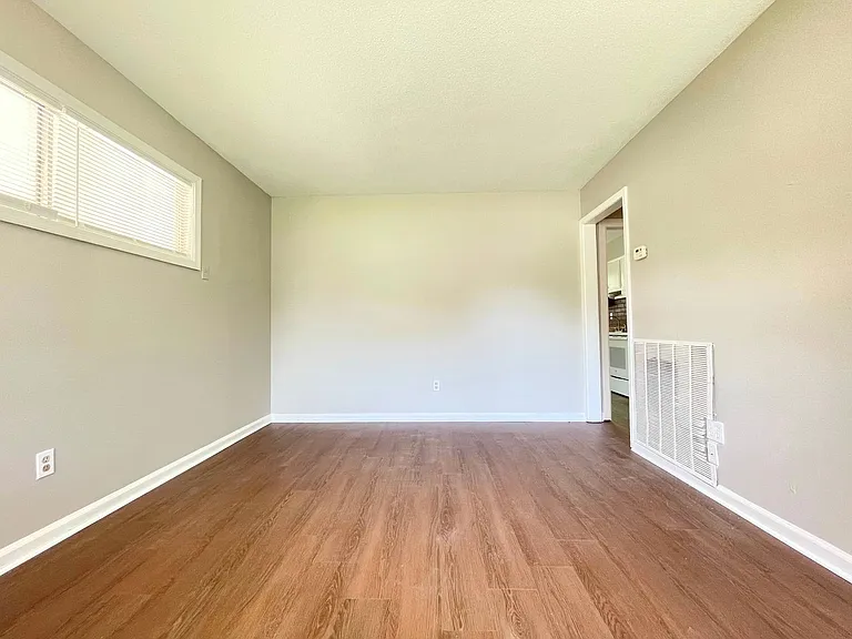 1590 Custer Dr — Photo 3