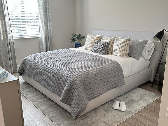 3rd image of 5860 Alcantara Ave #101
