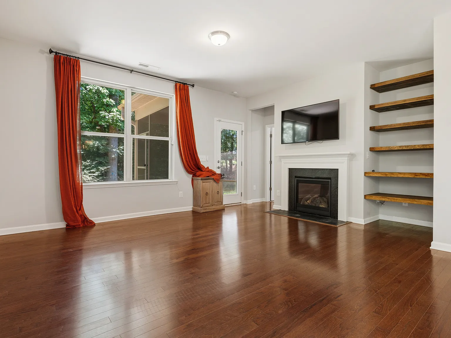3 bed, 2.5 bath, 1925 sqft, $2,350 — Photo 2