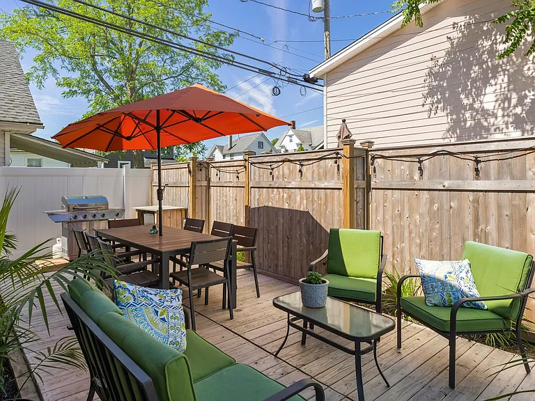 PRIVATE DECK