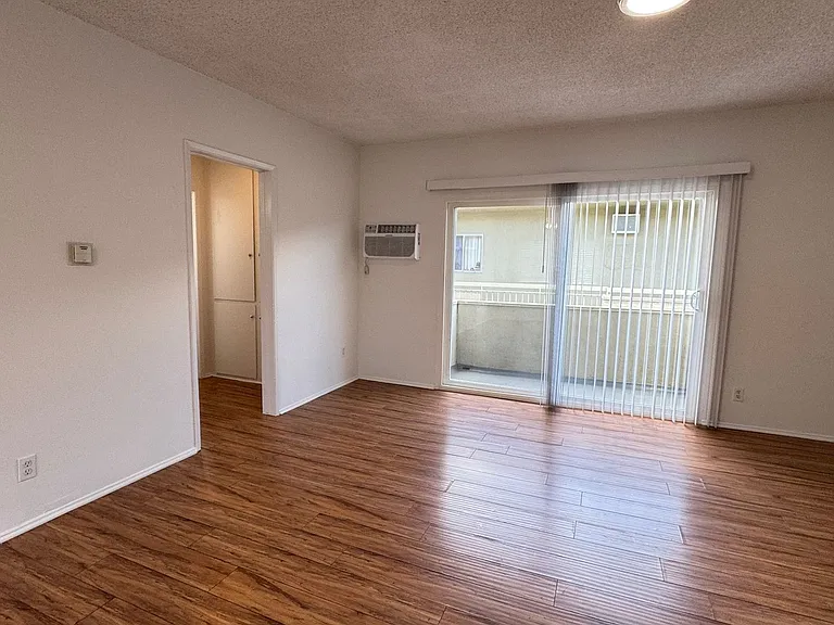 6632 Darby Ave — Photo 10