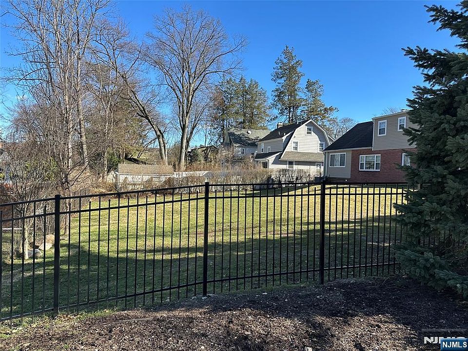1st image of 10 Barbara Ave