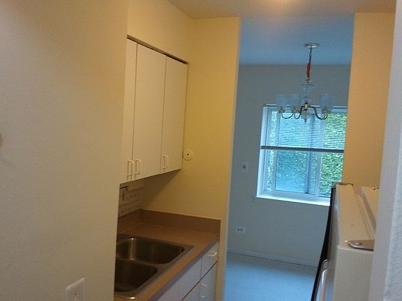 2nd image of 3825 N Pine Grove Ave APT 422