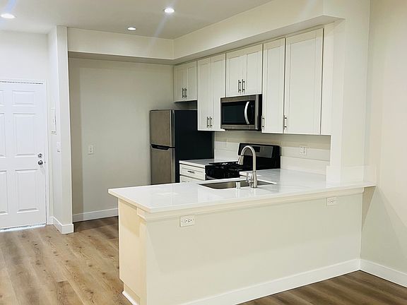 3rd image of 11738 Mayfield Ave APT 103