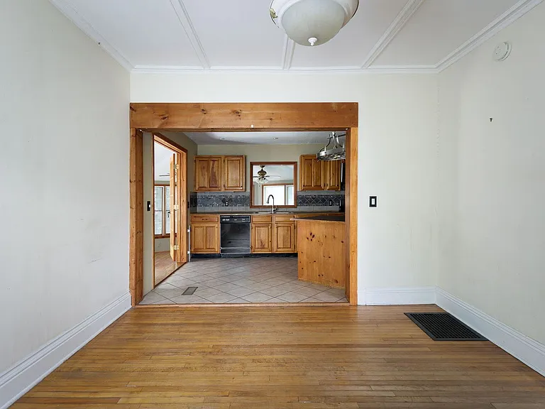 427 Flower Ave E — Photo 13