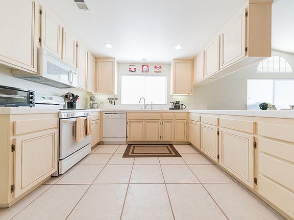 5th image of 529 Silverwood St