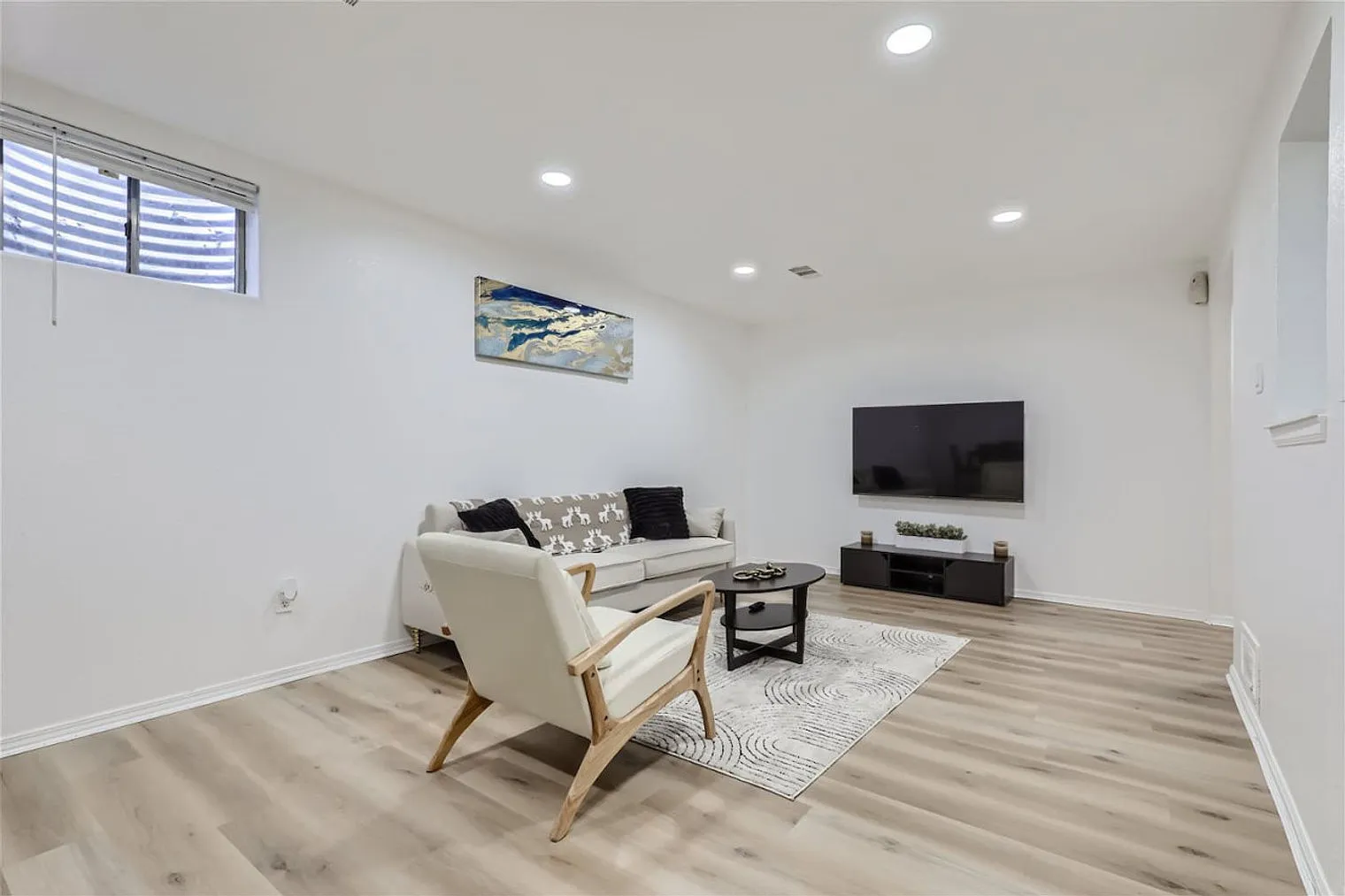 4 bed, 2.0 bath, 1894 sqft, $4,200 — Photo 3