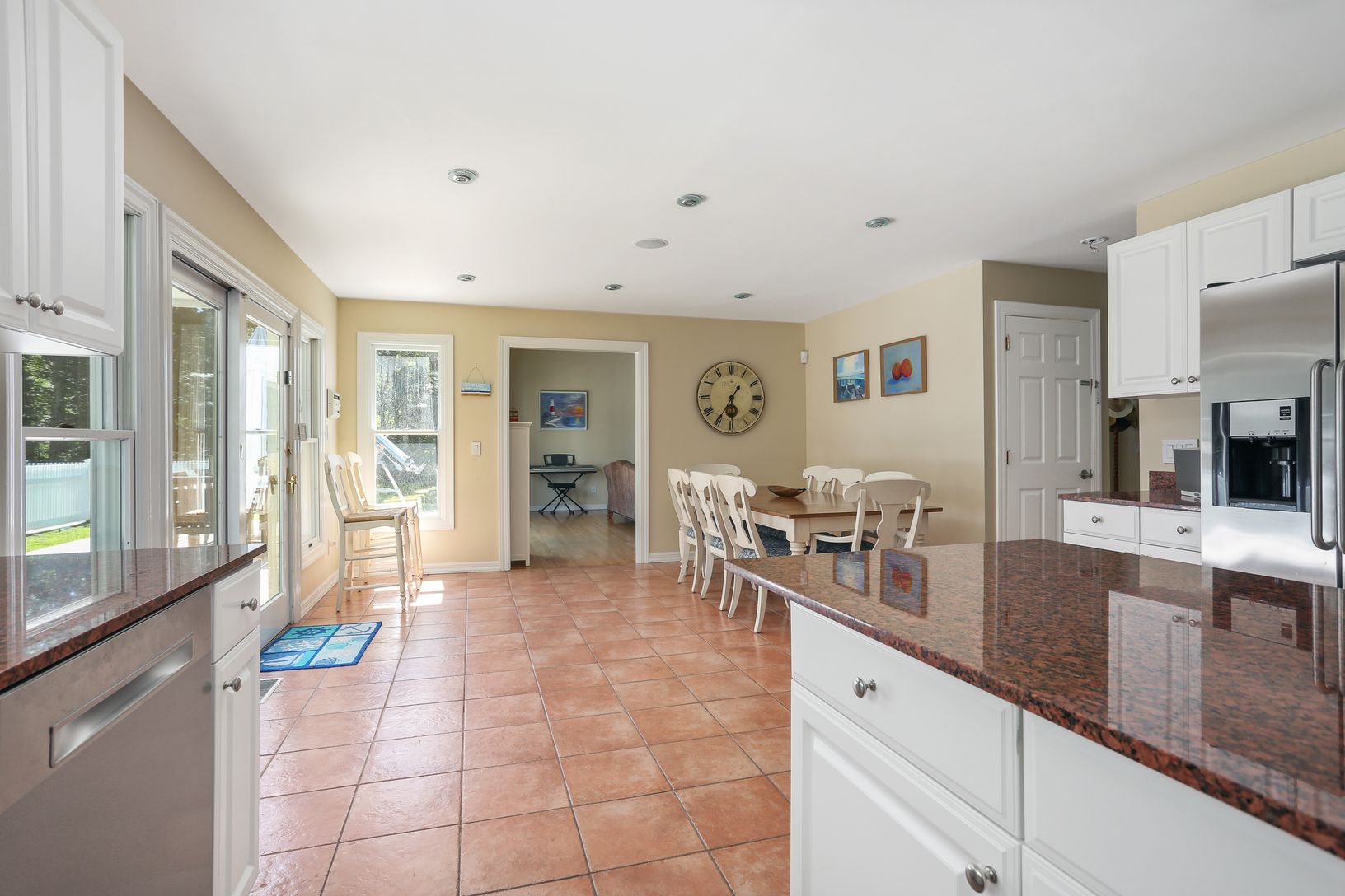  Eat-in Kitchen