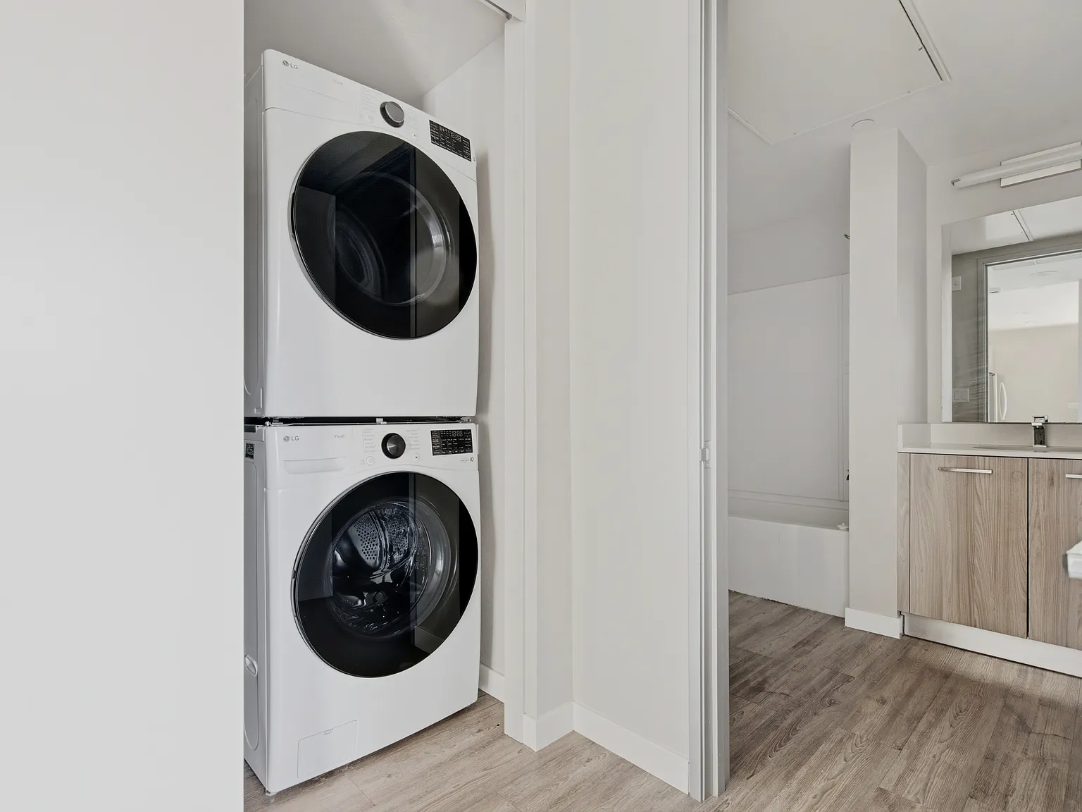 1 bed, 708 sqft, $2,900 — Photo 3
