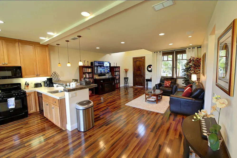 2 bed, 2400 sqft, $7,200 — Photo 4