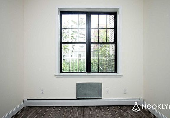 5th image of 910 Willoughby Ave #1