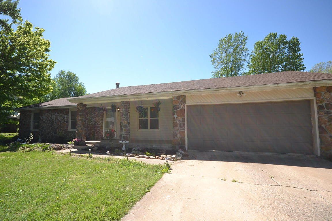 3108 W Village Ln, Springfield, MO 65807 3 Bedroom House for