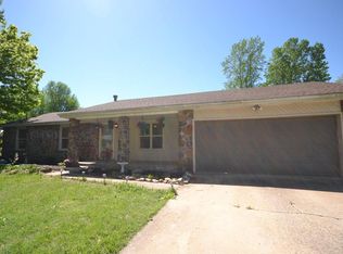 2548 W Village Ln, Springfield, MO 65807