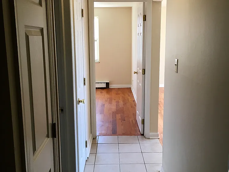 Broadway Court Apartments — Photo 10