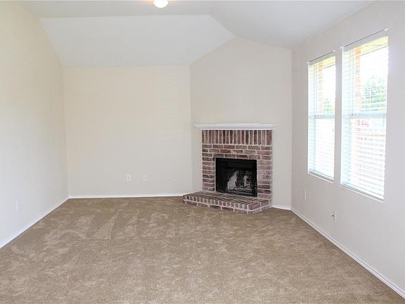 5th image of 914 Silver Sage Dr