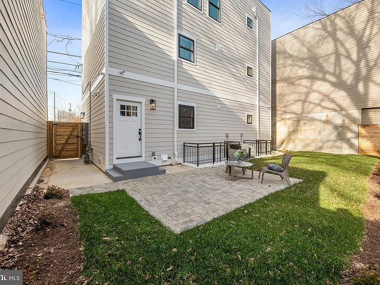 1909 Capitol Ave NE #1 — Photo 16