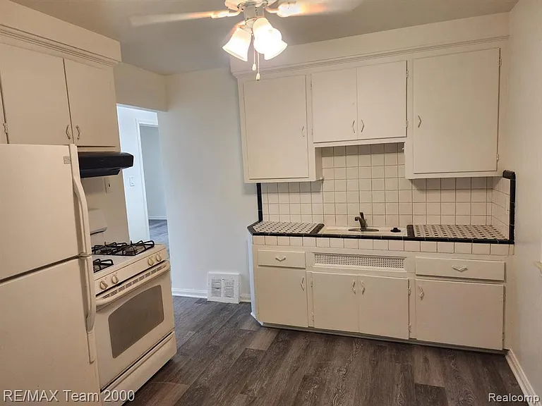 8244 Heyden St — Photo 8