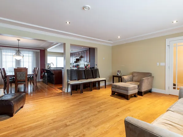 5570 Baillie St, Vancouver, BC V5Z 3M8