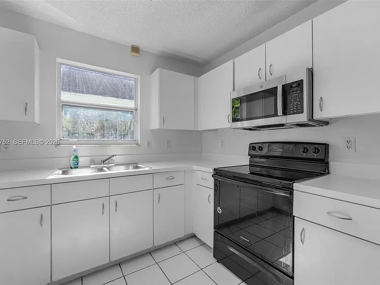 768 SW 9th St — Photo 8