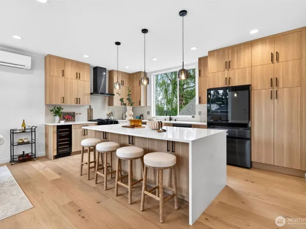 8512 15th Avenue NE, Seattle, WA 98115