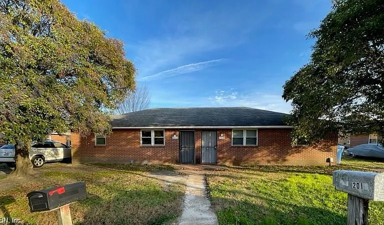 2108 Pond Ln — Photo 1