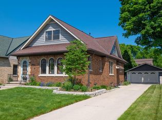 2536 N 89th St, Wauwatosa, WI 53226