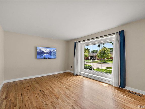 4th image of 754 W Baker Ave