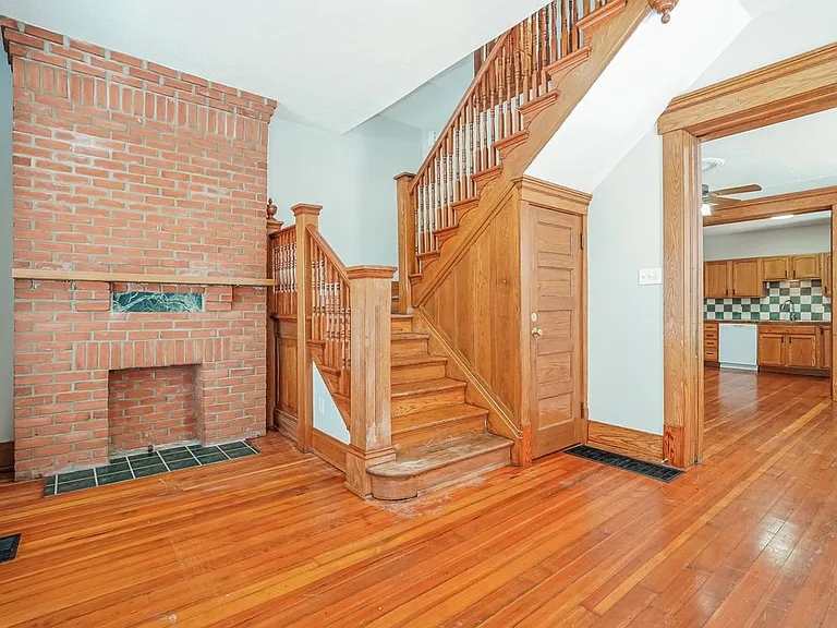 804 E Main St — Photo 4