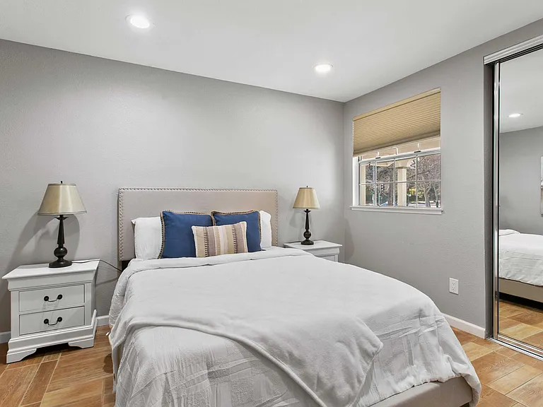 1210 N Country Hollow Dr — Photo 8