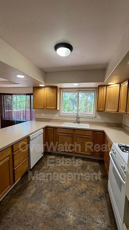 3 bed, 2.5 bath, 1637 sqft, $2,800 — Photo 4