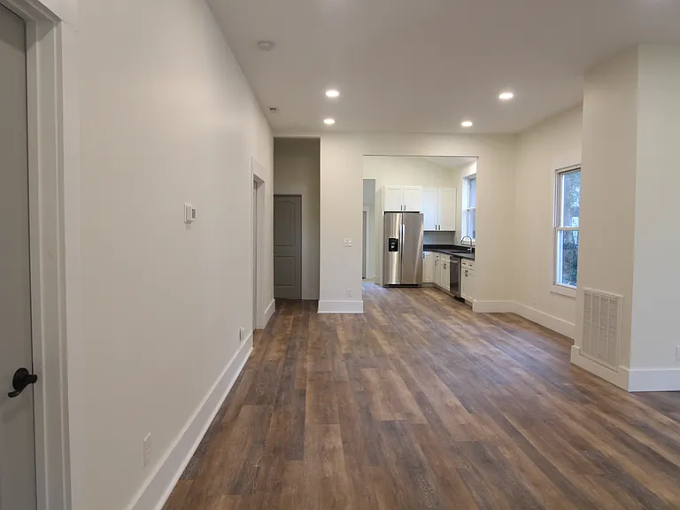518 Cambridge St — Photo 6