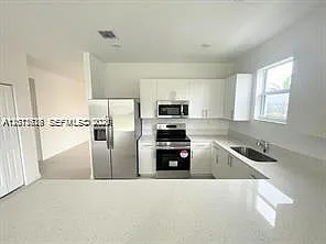 863 SE 26th Ter — Photo 11