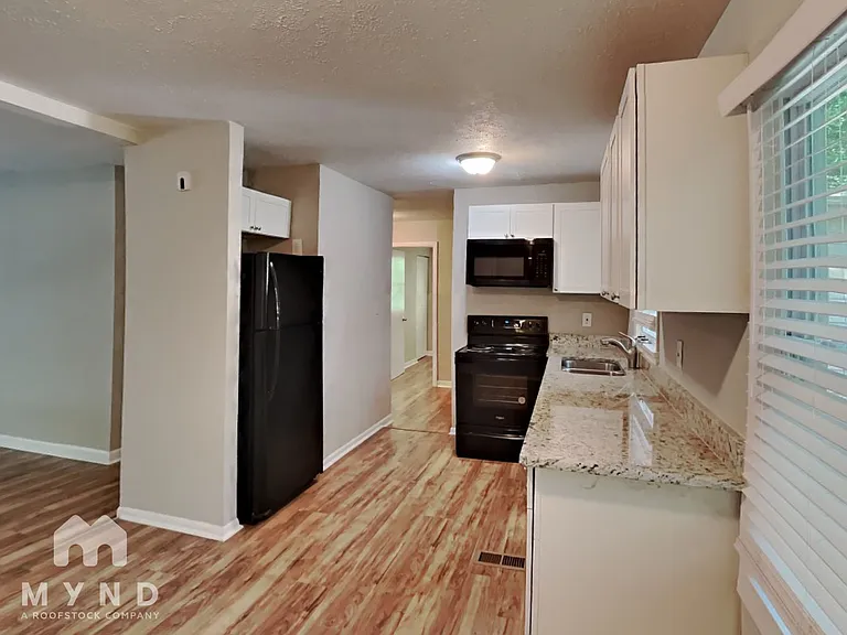 502 Fairlane Cir NW — Photo 4