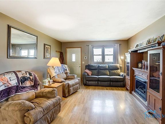 4th image of 208 Wabash Ave