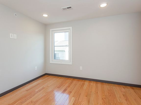 4th image of 2541-43 Montrose St #D