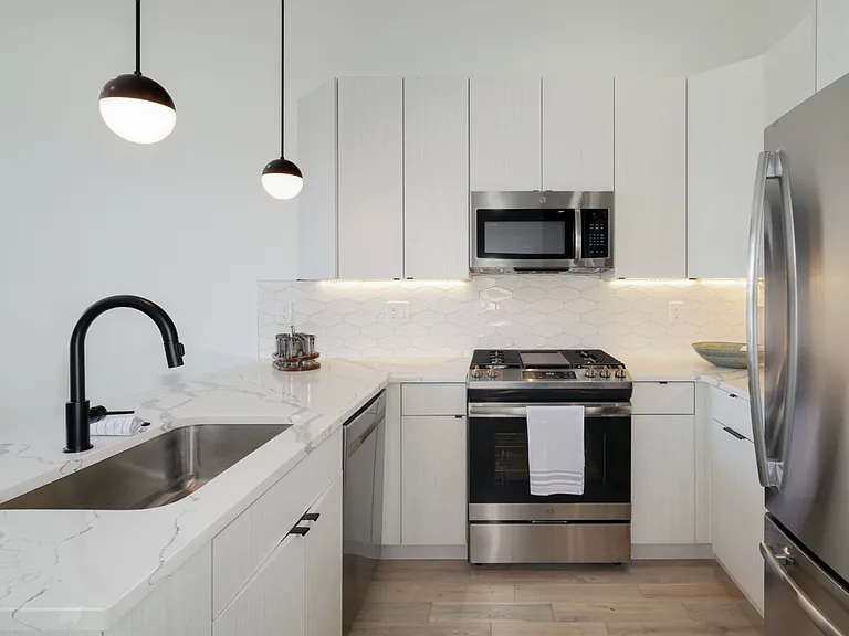 Stunning Apartment on Snyder Ave — Photo 18
