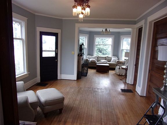 3rd image of 400 S Oak St