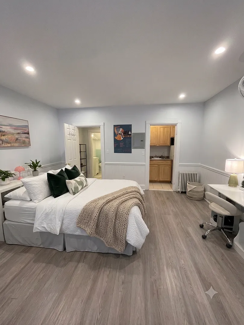 Charming Back Bay Studio on Beacon Street! — Photo 2