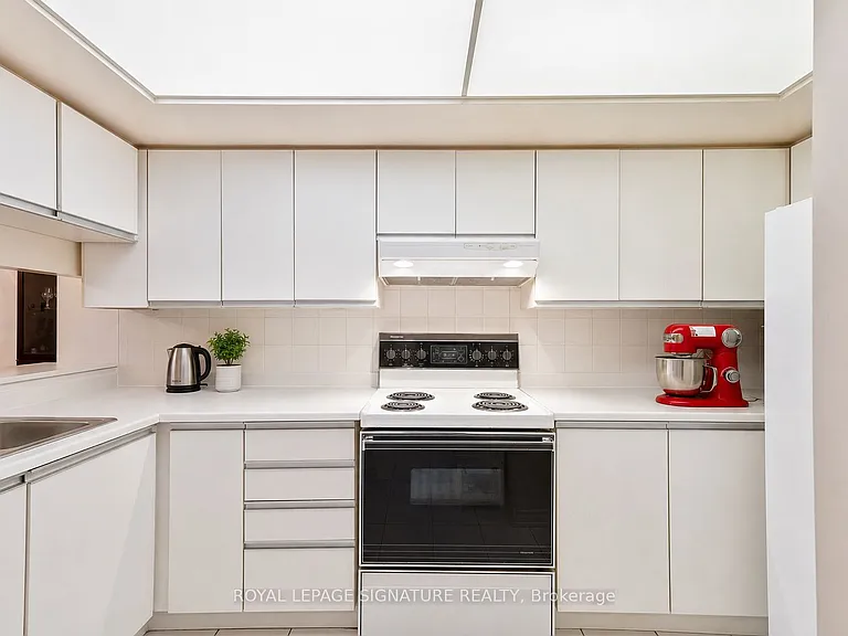 5 Kenneth Ave #205 — Photo 4