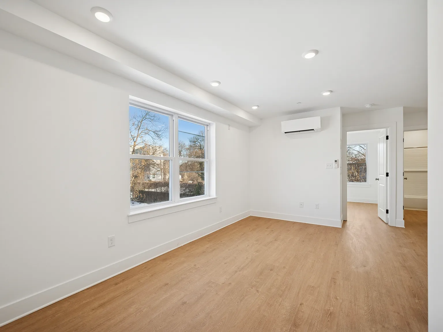 3 bed, 984 sqft, $2,400 — Photo 3
