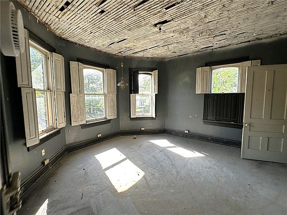 5th image of 251 N Walnut St