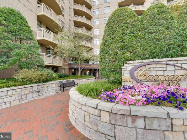 7111 Woodmont Ave APT 608, Bethesda, MD 20815