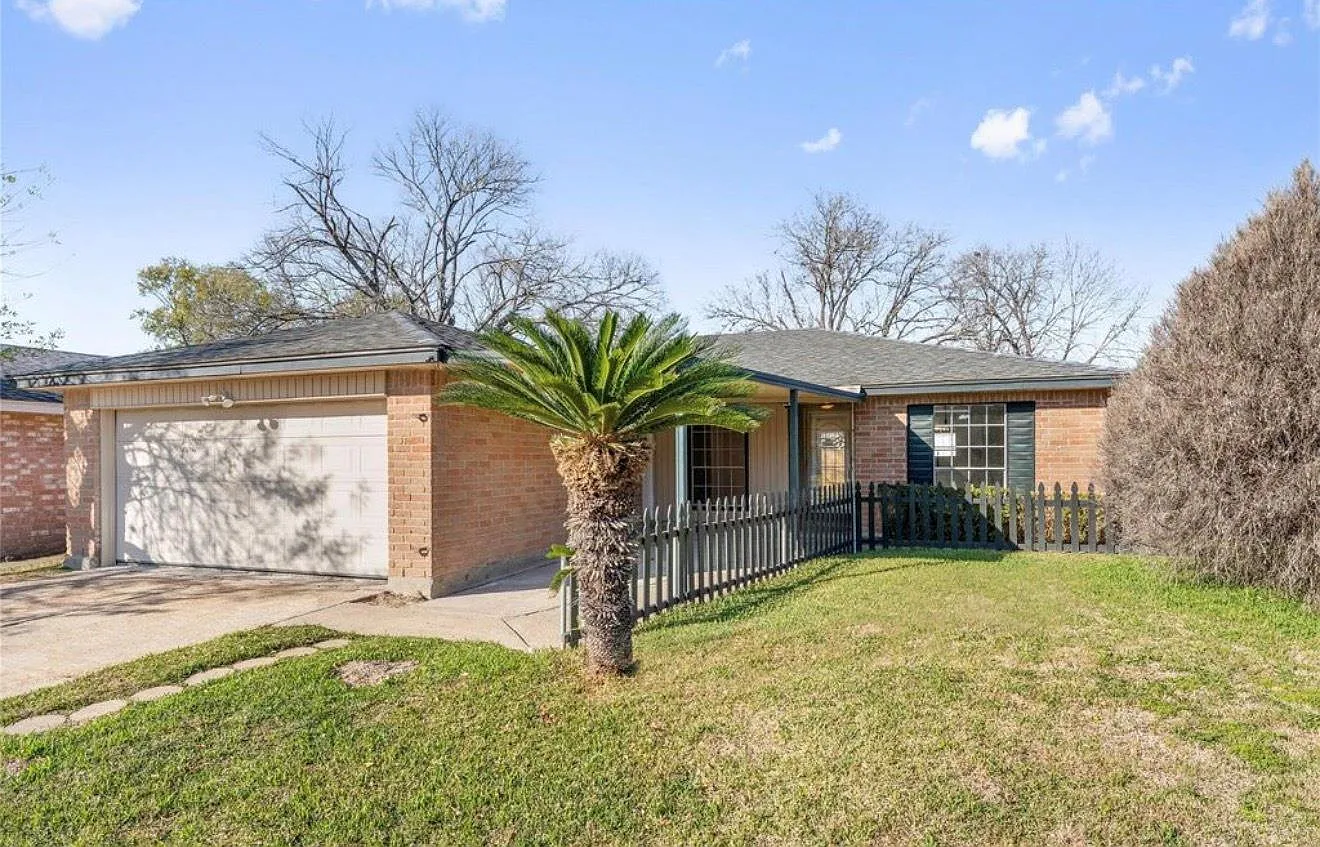 3 bed, 2.0 bath, 1621 sqft, $1,800 — Photo 1