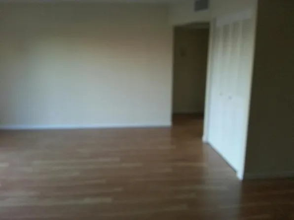 3220 W Parkway Dr #1A, Northbrook, IL 60062
