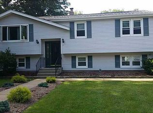 21 Peace Pipe Trl, Smithfield, RI 02917