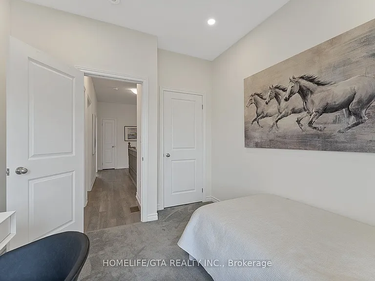 7 Holyrood Cres — Photo 45