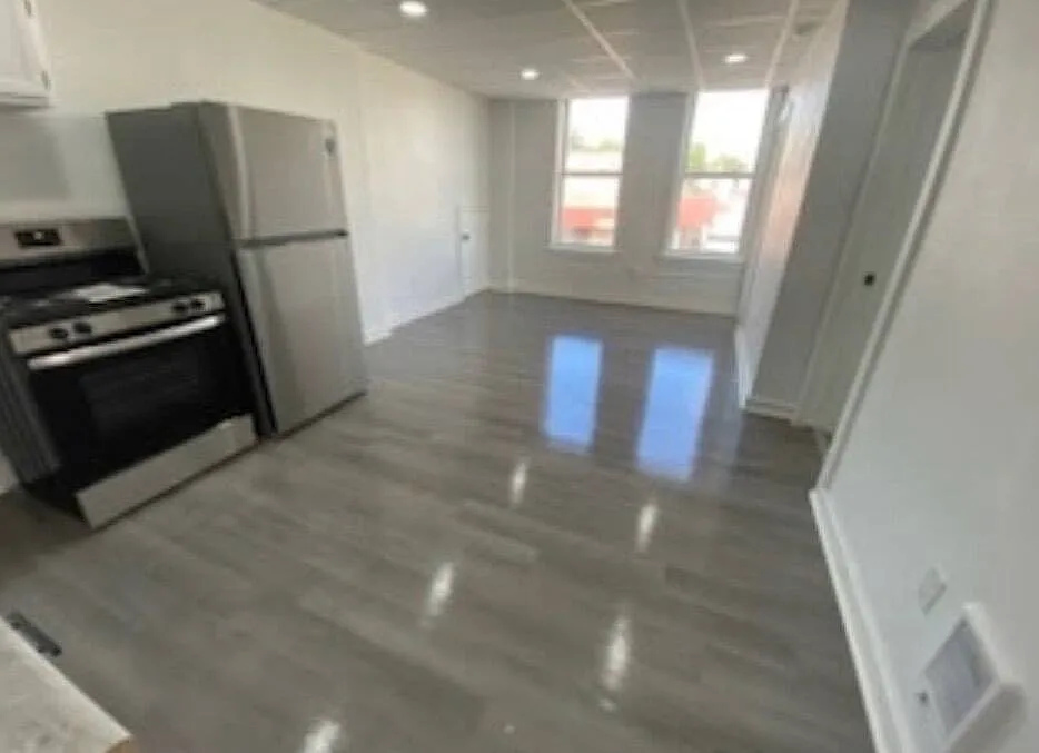 2 bed, 1.0 bath, $1,300 — Photo 3
