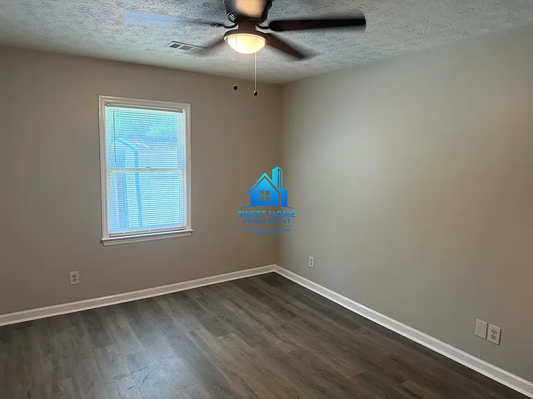 438 Timberlane Dr — Photo 2